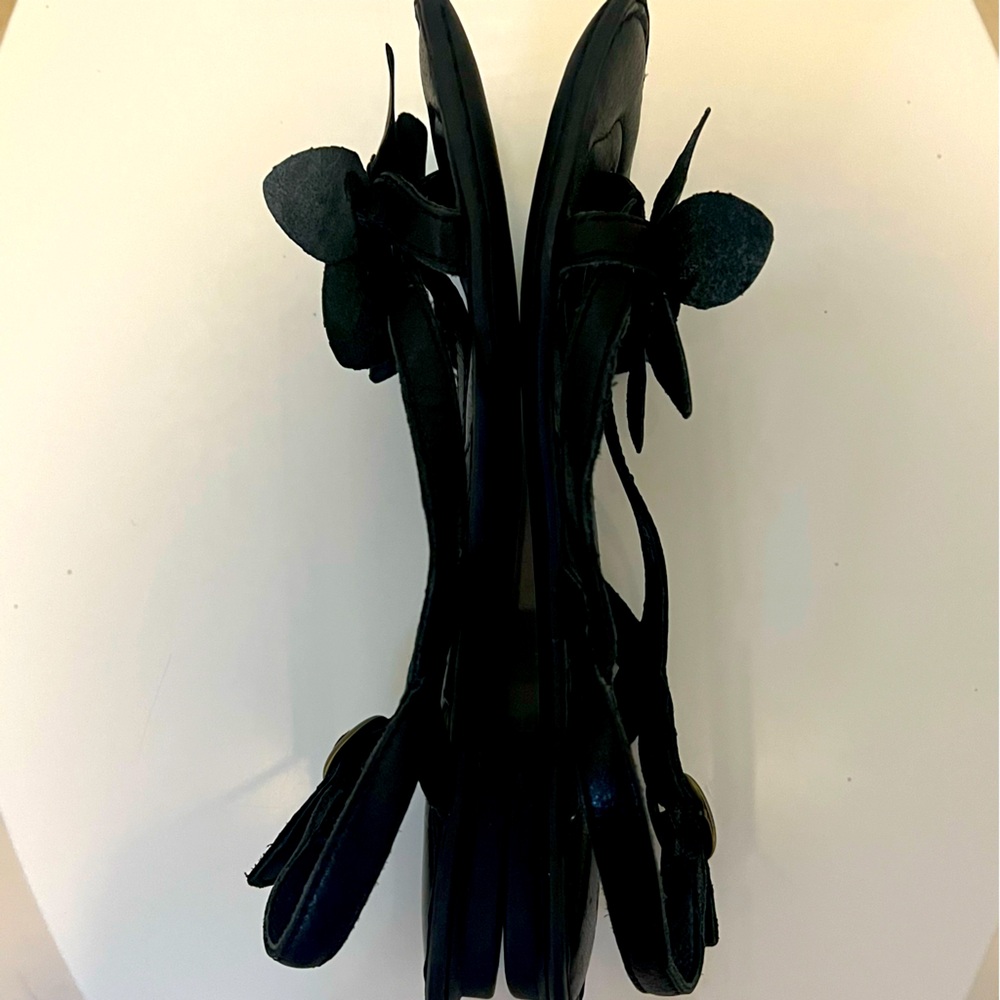 BORN•Flat Leather Sandals•BLACK with Leather Flower Detail•SIZE 6 - Picture 6 of 16